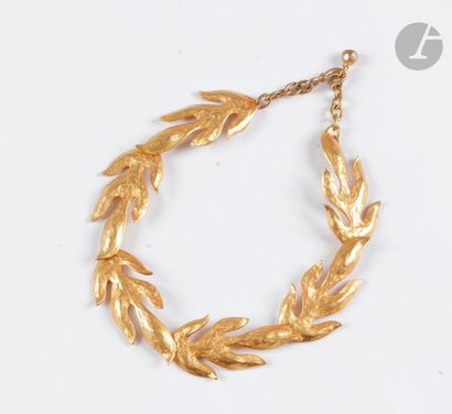 null VAN DER STRAETEN. Necklace in gold metal articulated with leaves. Signed. Length:...