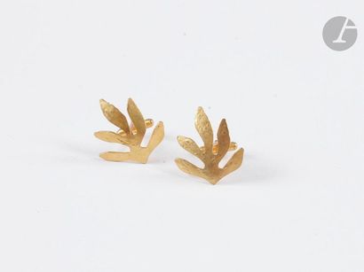 null VAN DER STRAETEN. Pair of gold metal cufflinks drawing leaves. Signed. Height:...