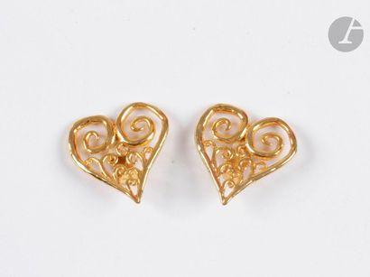 null VAN DER STRAETEN. Paire de clips d'oreilles en métal doré en forme de cœur....