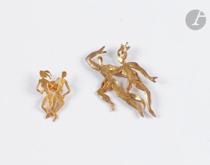null VAN DER STRAETEN. A brooch and a pin in gold metal drawing a dancing couple....