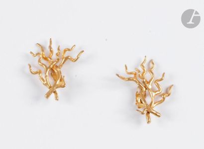 null Paire de clips d'oreilles en métal doré dessinant du corail. Hauteur : 5,8 cm...