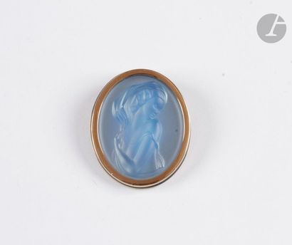 null LALIC. Oval brooch in gilded metal, set with carved crystal drawing a young...