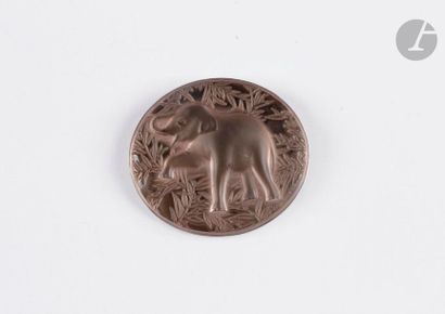 null LALIC. Metal brooch, adorned with crystal carved with an elephant in foliage....
