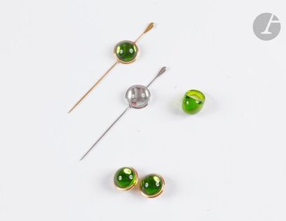null LALIQUE. Parure en métal doré et cabochons de cristal vert olive comprenant...