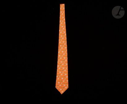null HERMÈS, cravate en soie à décor de lapins, fond orange.

État neuf, dans sa...