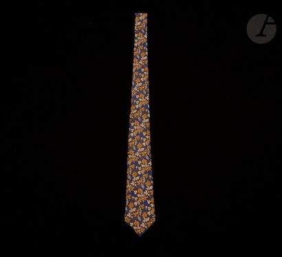 null HERMÈS, silk tie decorated with autumn leaves, blue background.

Mint condition,...