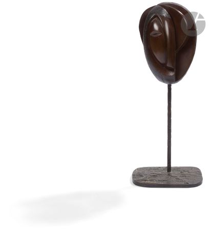 null Guy FAGES (1948-2014)
Visage cubiste
Épreuve en bronze à patine brune.
Signée...