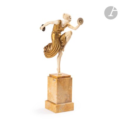 null LUCIEN ALLIOT (1877-1967)
Danseuse aux cymbales, jambe gauche levée et repliée
Sculpture...