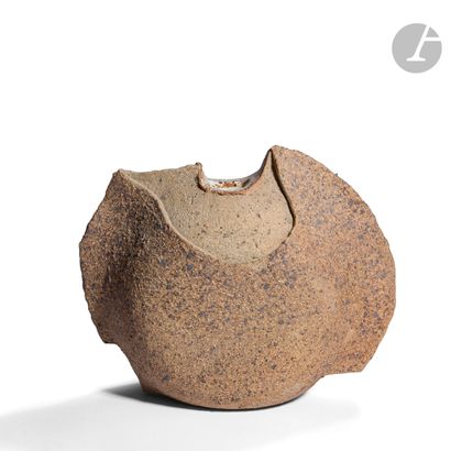 null JACQUES POUCHAIN (1925-2015)
Amande
Vase. Épreuve en grès à surface granuleuse ;...