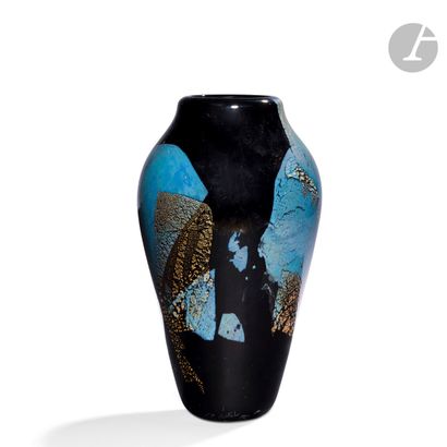 null FERNANDO AGOSTINHO [français] (né en 1959)
Grand vase en verre soufflé noir,...