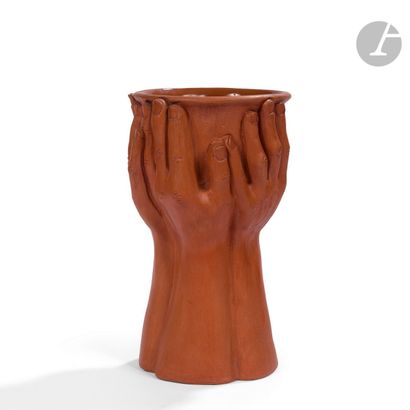 null JEAN MARAIS (1913-1998)
Quatre mains
Vase calice au décor titre en relief. Épreuve...