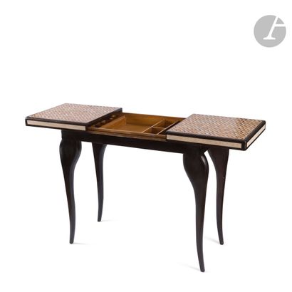 null RIA & YIOURI AUGOUSTI 
Table de toilette formant console en bois laqué noir....