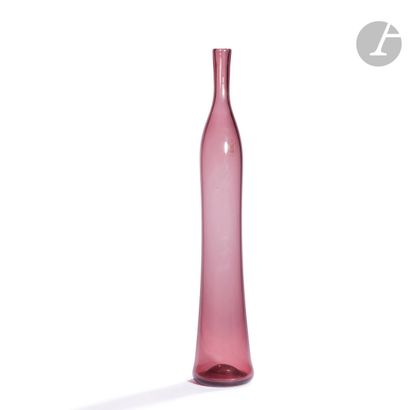 null VERRERIE D’ALLEX (Drôme)
Grande bouteille en verre soufflé de couleur parme,...