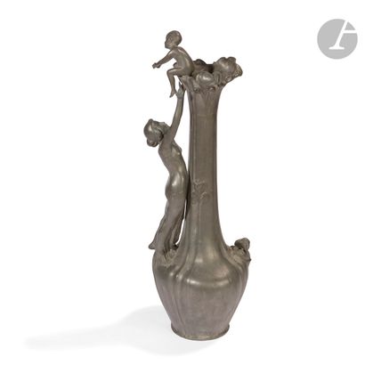 null TRAVAIL ART NOUVEAU 
Le jeu
Important vase en étain au décor en relief et en...