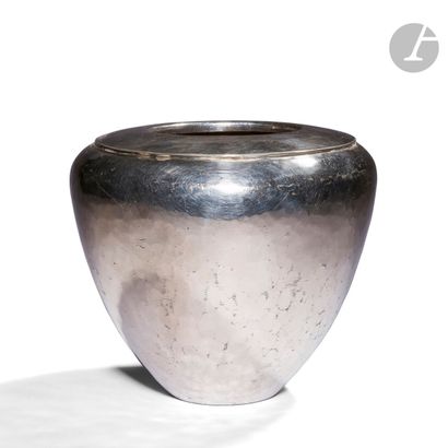 null JEAN PEREY (1905-1980) 
Vase balustre à col à un gradin. Épreuve en dinanderie...