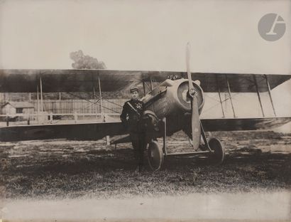 null Photographe non identifié 
Georges Guynemer posant à côté de son avion le «...