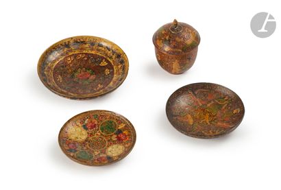  Quatre pièces de vaisselle en papier mâché laqué, Inde, Cachemire, début XXe siècle...