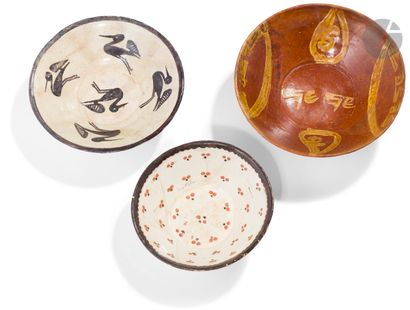 null Set of three bowls, Eastern Iran, Nishapur, 10th
centuryClay ceramic
bowls
with...