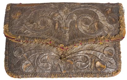  Petit porte-monnaie à décor de fils d’argent, Empire ottoman, XIXe siècle En cuir...