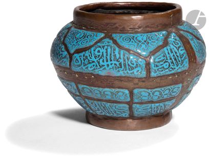 Petit pot en cuivre à décor émaillé, Syrie, XIXe siècle  À panse balustre achevée...