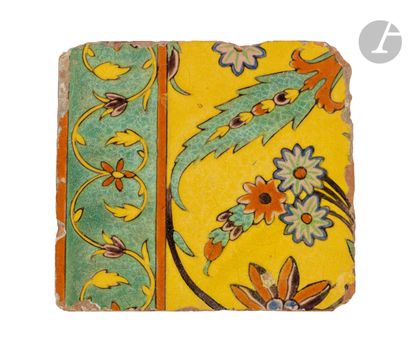  Carreau de bordure à décor floral, Inde moghole, XVIIe siècle En céramique argileuse...