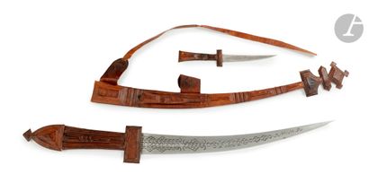  Epée touareg et ses dagues dans un fourreau en cuir, probablement Afrique subsaharienne,...
