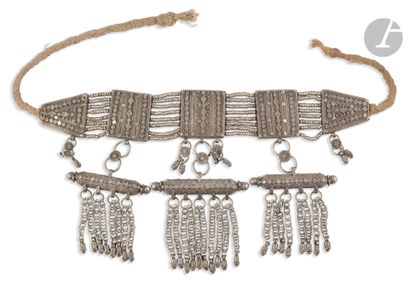 null Grand collier talismanique de mariée en métal, Yémen, XIXe - XXe siècle
Composé...