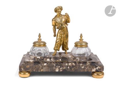  Écritoire en marbre à décor de personnage turc en bronze, France, XIXe siècle Support...
