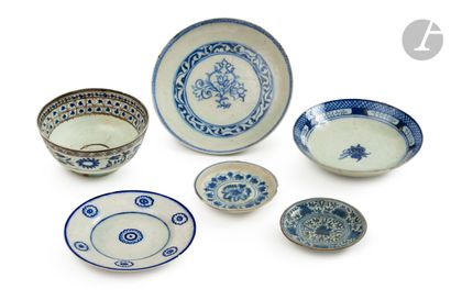 null Set of six blue-and-white decorated ceramics, Iran, 18th-20th centuryCeramics
with...