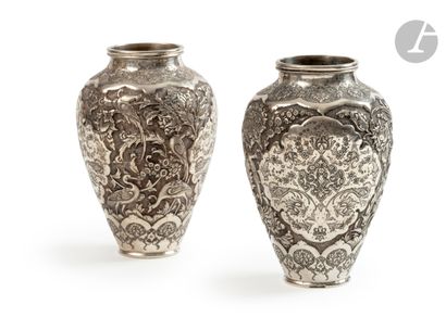  Paire de vases en argent, Iran, Ispahan, XXe siècle Panse ovoïde achevée d’un court...