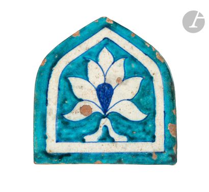 null Carreau ogival à décor de fleur de lotus, Inde, Sind, probablement Multan, XVIIIe...