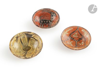  Trois coupelles, Iran oriental, Nishapur, Xe siècle En céramique argileuse à décor...