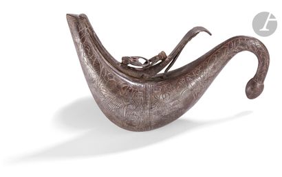  Petite corne à poudre, Afghanistan, XIXe ou XXe siècle De forme coudée, en acier...