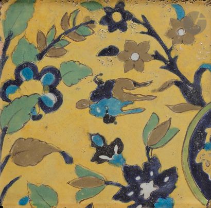  Carreau à décor de branches fleuries et nuage tchi, Iran qâjâr, XIXe siècle En céramique...