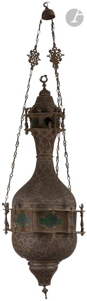  Lampe de mosquée, Empire ottoman, XIXe siècle Lampe au corps ovoïde surmonté d’un...