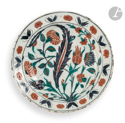 null Tabak dish decorated with a saz leaf, Ottoman Turkey, Iznik, late 16th
centurySiliceous...