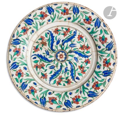Grand plat à décor tournoyant, Turquie ottomane,...