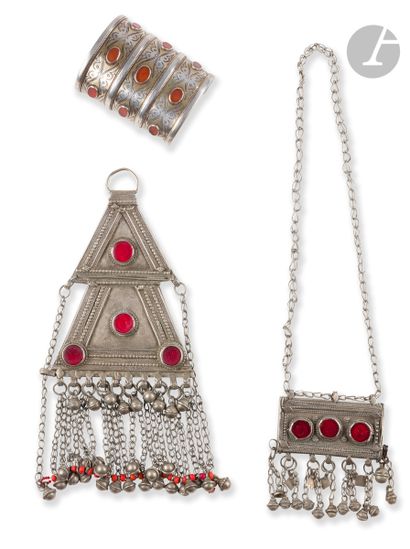  Ensemble de bijoux à décor de cabochons, Turkmenistan, XXe siècle Un bracelet manchette...
