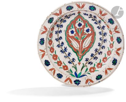 null Tabak dish with mandorla decoration, Ottoman Turkey, Iznik, end of 16th
centurySiliceous...