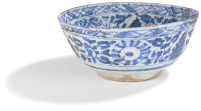 null A ceramic bowl with blue and white decoration, Iran qajar, 19th century. 
Siliceous...