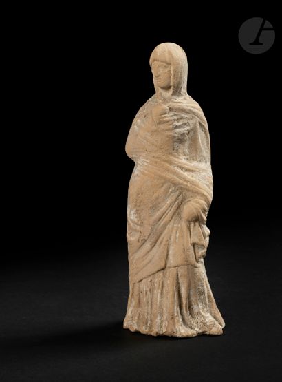 Statuette féminine drapée et coiffée d’un voile Monde grec, circa IIIe - IIe siècle...