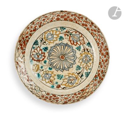  Plat dit «de Koubatcha» à décor floral, Iran du Nord-Ouest, Daghestan, XVIIe siècle...