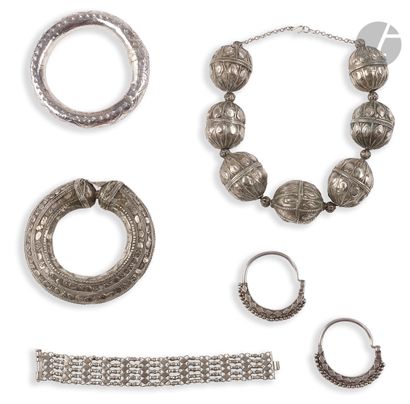  Ensemble de bijoux, Yémen, XXe siècle  Important collier en métal argenté composé...