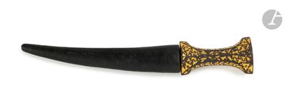 Khanjar dagger, India, 18th centurySteel curved handle with gold damascened vegetal...
