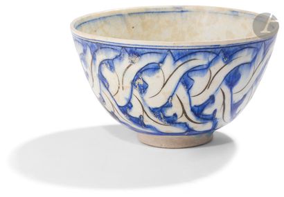 null Small bowl with blue and white decoration, Northwestern Iran, Dagestan, 17th
centurySiliceous...