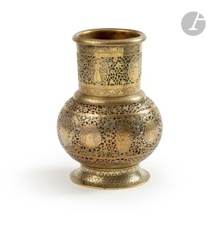  Vase à décor ajouré, Iran qâjâr, fin XIXe - début XXe siècle En laiton à panse globulaire...
