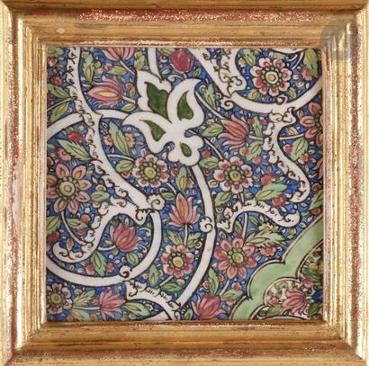 null Deux carreaux de céramique à décor floral, Iran qâjâr, fin XIXe siècle
En céramique...