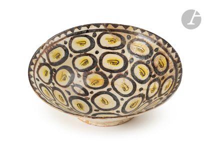  Large bowl with ocelli decoration, Eastern Iran, Nishapur, 10th centuryClay pottery...