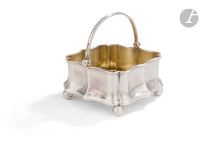  Silver square sugar bowl, silver interior. 1850It stands on four ball feet, and...