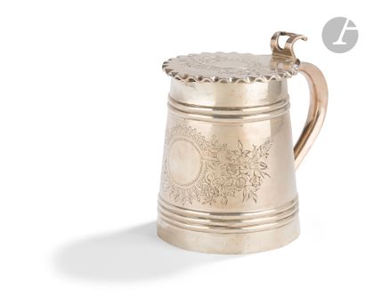  Silver covered mug. Early 20th centuryThe body and lid bear a round cartouche (unengraved)...